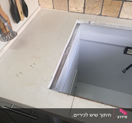 שיש מטבח עם חור מלבני להתקנת כיור